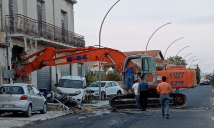 Sradicano il bancomat delle Poste con un escavatore e fuggono col bottino