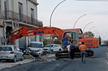 Sradicano il bancomat delle Poste con un escavatore e fuggono col bottino
