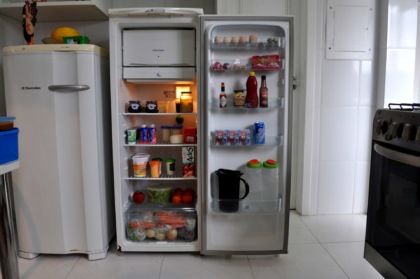 Mette la testa nel frigo per rinfrescarsi, ma viene colto da un malore e muore