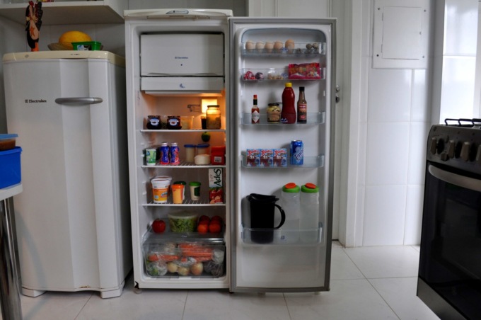 Mette la testa nel frigo per rinfrescarsi, ma viene colto da un malore e muore