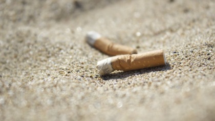 Si può fumare in spiaggia? E gettare i mozziconi? Cosa dice la legge e a quanto ammontano le multe