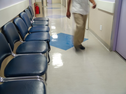 “Ha il vaiolo delle scimmie”: in ospedale scoppia il caos, fuggi fuggi dalla sala d’attesa