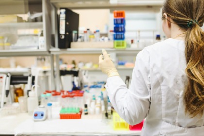 Studio italiano scopre la proteina che tiene in “vita” i tumori: potrebbe essere una svolta nella cura del cancro