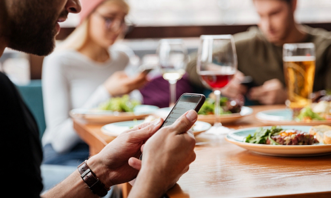 Dimentica il cellulare al ristorante: il titolare lo dà a un (ex) amico. Finisce malissimo