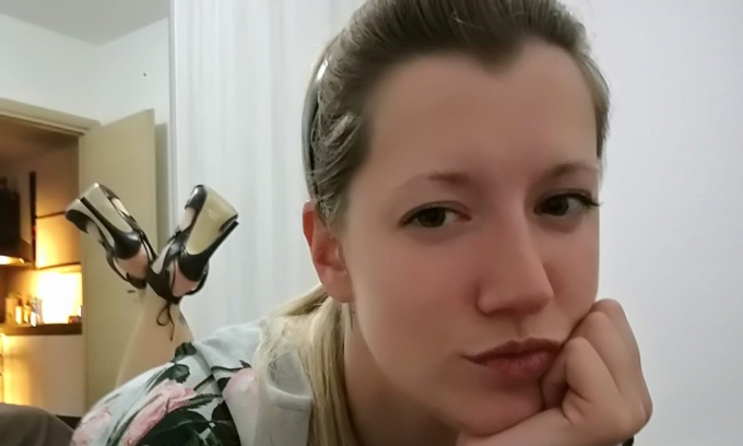 Bimba di un anno e mezzo non va all’asilo, la trovano a casa che gioca accanto alla mamma morta nel sonno