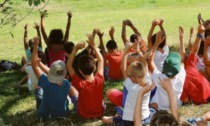 Educatrice del centro estivo con la tubercolosi, profilassi per sessanta bambini