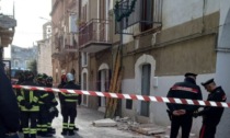 Il balcone si sbriciola sotto i suoi piedi, donna precipita nel vuoto