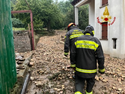 Maltempo su tutto il Nord Italia: frane, allagamenti, trombe d’aria e famiglie isolate. Un 62enne ha rischiato di annegare