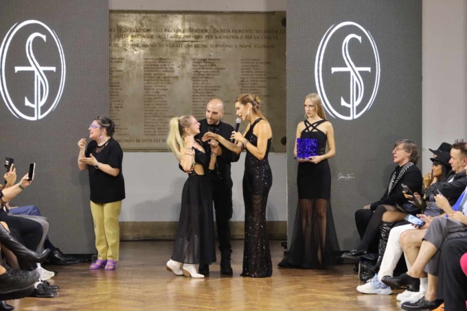 Milano Fashion Show 2024, l’ottava edizione con Beatrice Giussani e Simone Di Matteo che ritirano il premio all’inclusione