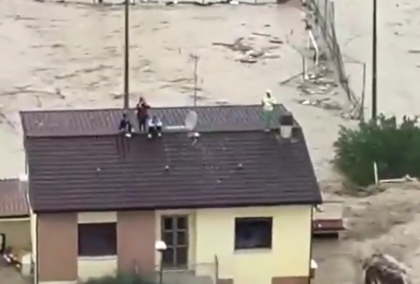 Alluvione Emilia Romagna: due dispersi e persone salvate sui tetti delle case. E domani è ancora allerta rossa