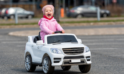 Bambina di 8 anni prende il Suv della madre, guida per 16 chilometri e va a fare la spesa