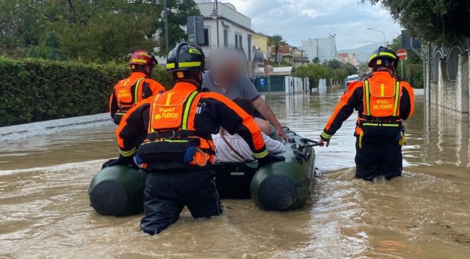 Maltempo: allagamenti, frane e più di mille sfollati in Emilia Romagna. “Andate ai piani alti”