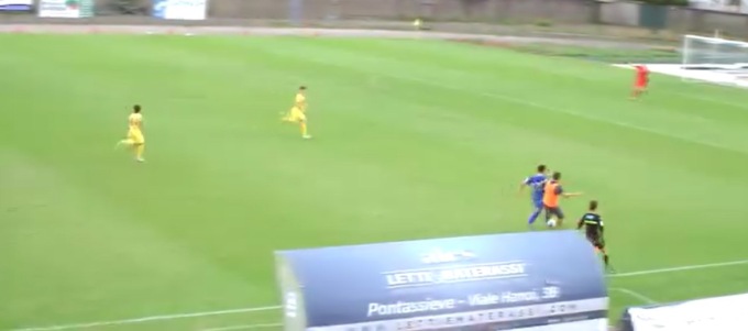 Il video dell’allenatore che entra in campo e stende l’attaccante lanciato a rete