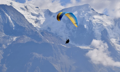 Si schianta con il parapendio: muore sportivo 46enne. Un anno fa era già precipitato ma si era salvato