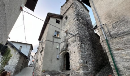 Il curioso caso del castello di Veleso, gioiello storico comasco in vendita. Ma i cittadini non ci stanno: parte la rivolta