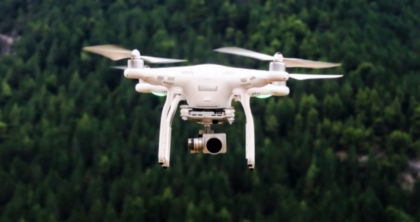 Un misterioso drone da un mese “attacca” il paesino di montagna con gavettoni di vernice bianca