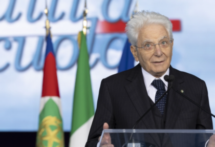 Primo giorno di scuola, Mattarella: “La vita è molto più ricca dello smartphone. E dà una “strigliata” anche ai genitori