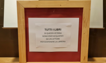 Compra tutti i libri in vetrina, poi li dona in beneficenza: è successo ancora, stavolta nel Comasco