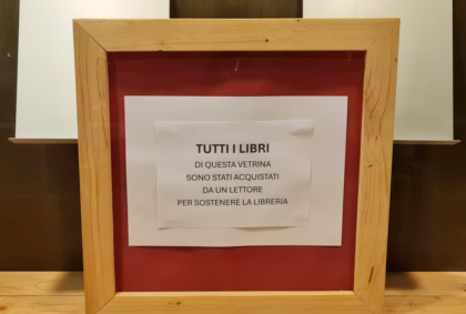 Compra tutti i libri in vetrina, poi li dona in beneficenza: è successo ancora, stavolta nel Comasco