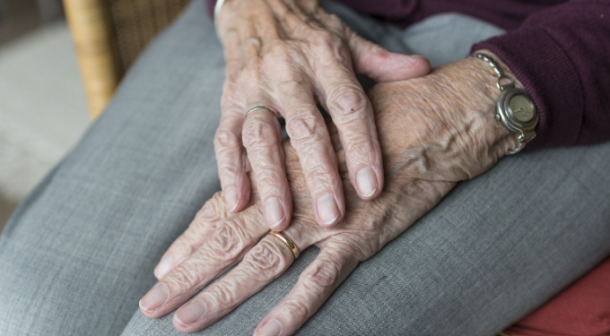 Uccide il marito malato di Alzheimer, poi tenta di togliersi la vita: salvata dal figlio
