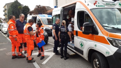 Vede l’ex con l’amante e si lancia in auto contro di loro, poi scappa e rischia di mettere sotto i passanti