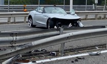 In testacoda sulla Tangenziale distrugge il bolide decappottabile