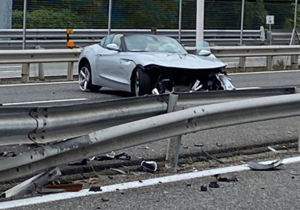 In testacoda sulla Tangenziale distrugge il bolide decappottabile