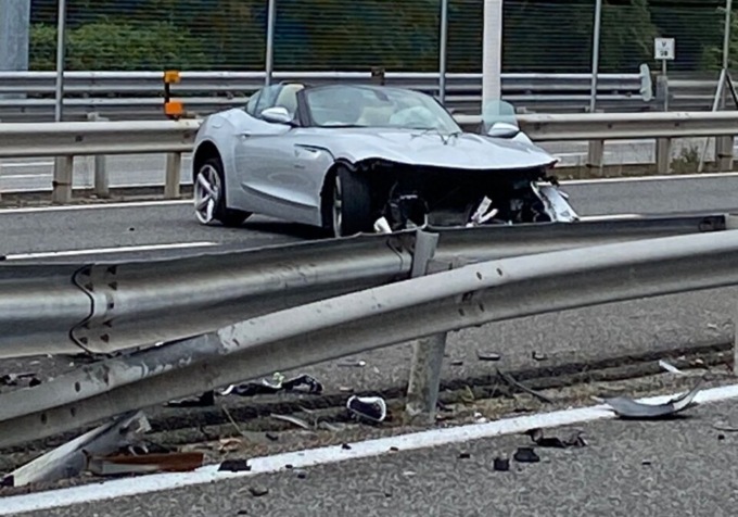 In testacoda sulla Tangenziale distrugge il bolide decappottabile