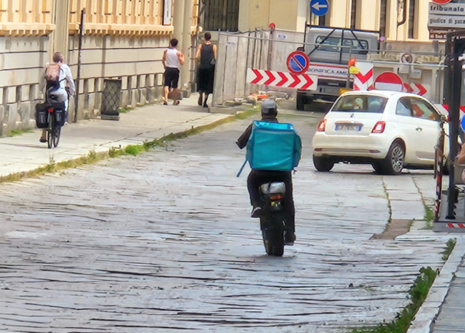 Rider investito mentre lavora muore in ospedale nel giorno in cui nasce il figlio