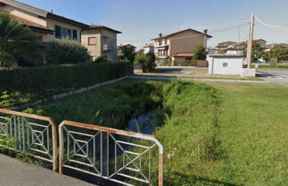 Cade nel canale mentre passeggia col cane, annega in 30 centimetri d’acqua