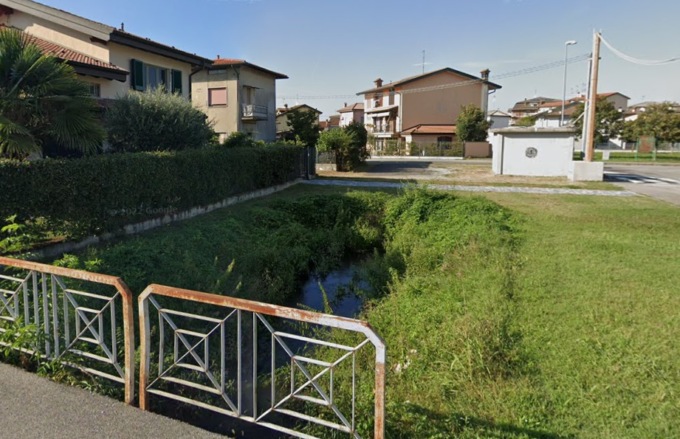 Cade nel canale mentre passeggia col cane, annega in 30 centimetri d’acqua