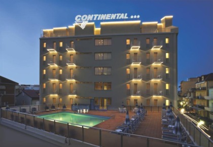 Cade dal balcone di un hotel mentre prende le misure, muore architetto