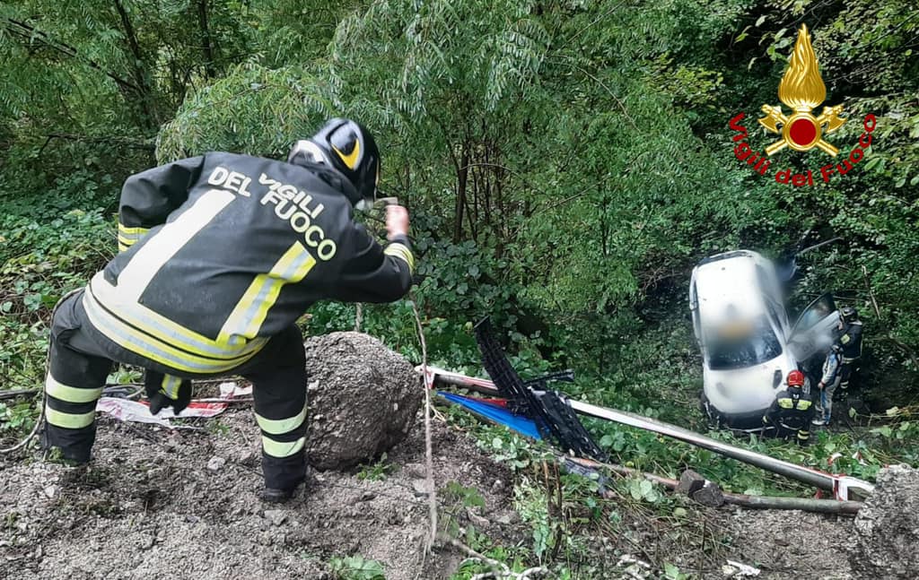 auto contro spettatori rally 2