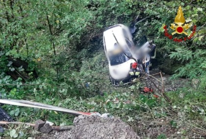 Auto contro gli spettatori durante il rally, un ferito grave