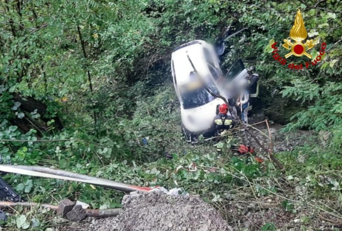 Auto contro gli spettatori durante il rally, un ferito grave