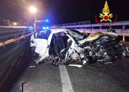 Prende contromano la rampa dell’autostrada e si schianta: muoiono due amici a bordo