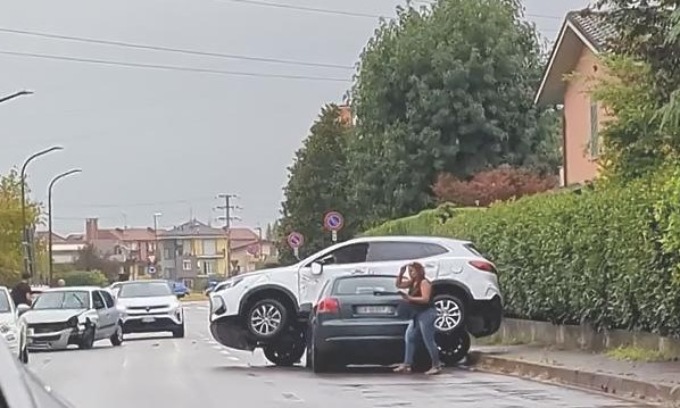 Dopo un incidente, Suv “in volo” piomba sul cofano di un’auto in movimento