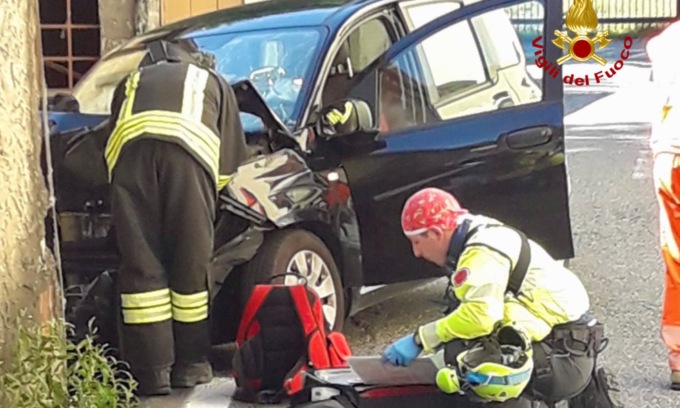 Si Schiantano Con L'auto Contro Un Muro, Sorelle Di 88 E 86 Anni ...