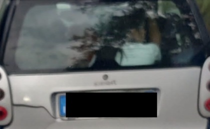 In viaggio sulla Smart con due bambini nel bagagliaio