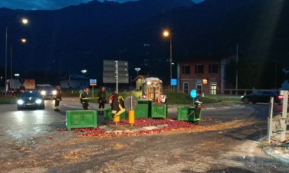 Camion perde carico di mele, 33 quintali di frutta finiscono sulla strada