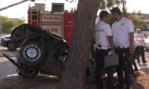 Al volante (senza patente) a 17 anni, si schianta contro un albero e muore