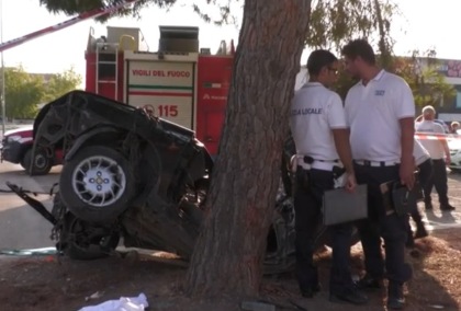 Al volante (senza patente) a 17 anni, si schianta contro un albero e muore
