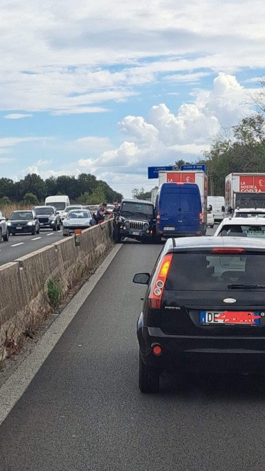 Ruba un’auto e fugge per 17 chilometri contromano sulla Statale, poi si schianta contro un furgone