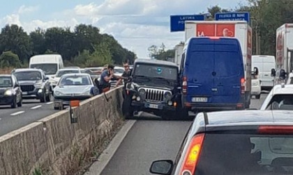 Ruba un'auto e fugge per 17 chilometri contromano sulla Statale, poi si schianta contro un furgone