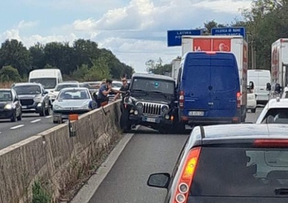 Ruba un’auto e fugge per 17 chilometri contromano sulla Statale, poi si schianta contro un furgone