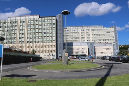 Una 26enne cerca di dividere due ragazzine che litigano per un ragazzo: la madre di una delle due le dà fuoco con la benzina