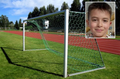 Crolla la porta da calcio, bambino di 9 anni schiacciato e ucciso