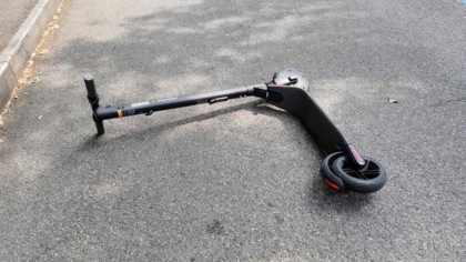Ancora un incidente mortale in monopattino: cerca di sorpassare una bici, ma si scontrano e cade a terra perdendo la vita