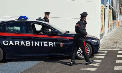 Investe la ex moglie davanti alla scuola del figlio, poi scende dall'auto e la accoltella. Fermato dai passanti