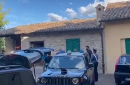 Litiga con i genitori e li accoltella, poi tenta il suicidio